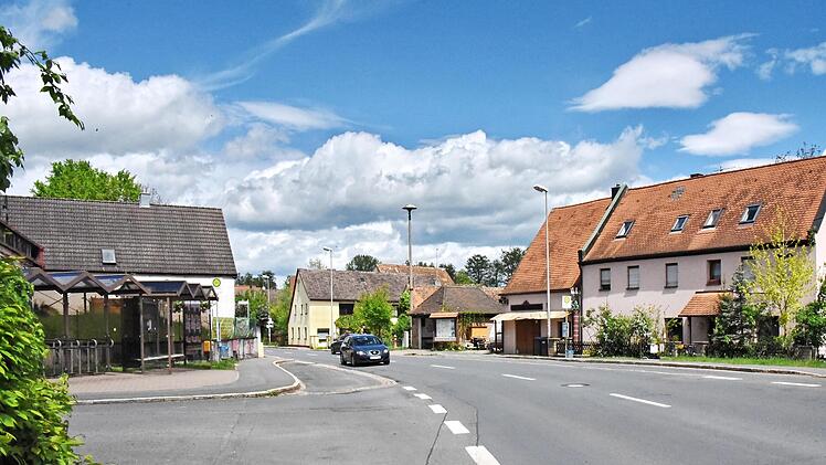 An der Haltestelle Raiffeisenstraße (l.) muss nach dem geplanten barrierefreien Ausbau der Bus auf der Fahrbahn der Hauptstraße halten.