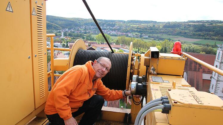 Zur täglichen Arbeit von Hartmut Peter gehört auch, aus der Kabine nach oben zu steigen und die technischen Einrichtungen zu kontrollieren.