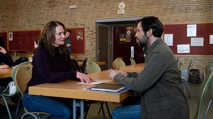 Jana Winter (Natalia W&ouml;rner) findet Gefallen an Dominiks Klassenlehrer Gustav Mikkelsen (Richard Ulfs&auml;ter).