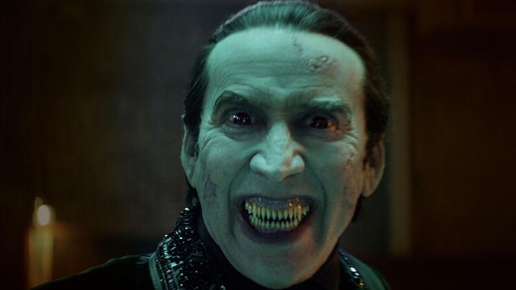 Man sah in Kino und TV schon die unterschiedlichsten Versionen von Graf Dracula, aber noch nie so eine wie die von Nicolas Cage, der den Vampir als eitlen Narzissten verk&ouml;rpert.