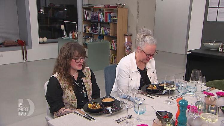 Lena (links) und Gudrun saugen die Sch&ouml;nheit der Vorspeise mit den Augen auf.