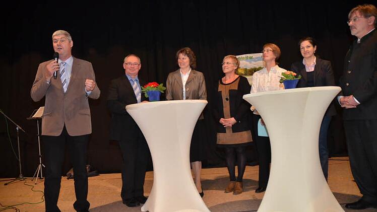 Novum und gelungener Auftakt des Landfrauentags: die moderierten Grußworte. Von links Hermann Greif, Erwin Schwarz, Rosa Zehnter, Rosi Kraus, Marina Herr, Angela Hofmann und Guido Winter.