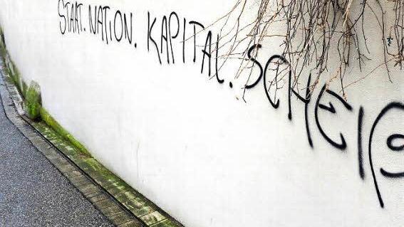 Auf seinem Weg zum oder vom Schillerplatz kam der unbekannte Täter an dieser Mauer an der Nonnenbrücke vorbei.