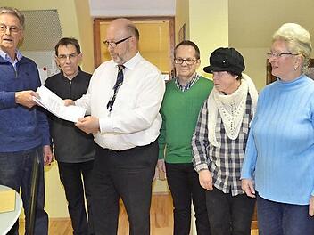 Die Interessengemeinschaft "Rotmühlweg" überreicht an Bürgermeister Egon Herrmann eine Unterschriftenliste gegen die Auflassung des Rotmühlwegs. Von links: Kurt Weichmann, Jürgen Thümlein, Bürgermeister Egon Herrmann, Geschäftsleiter Marc Peter Biedermann, Margitta Elflein und Hannelore Frank Foto: Karl-heinz Hofmann
