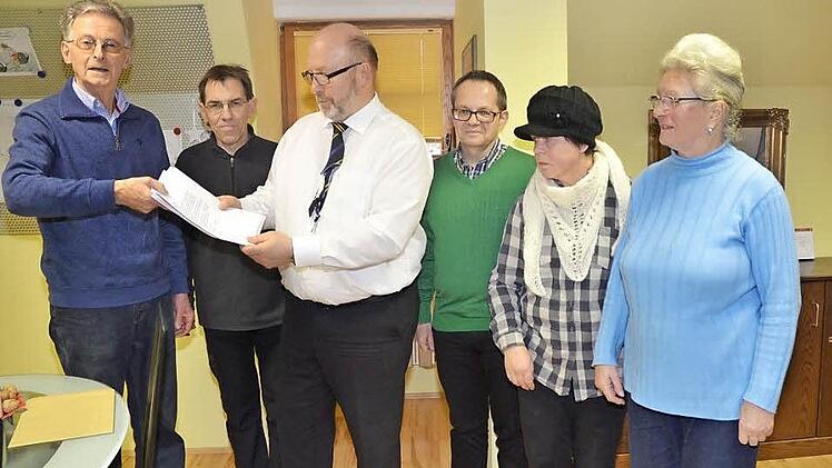 Die Interessengemeinschaft "Rotmühlweg" überreicht an Bürgermeister Egon Herrmann eine Unterschriftenliste gegen die Auflassung des Rotmühlwegs. Von links: Kurt Weichmann, Jürgen Thümlein, Bürgermeister Egon Herrmann, Geschäftsleiter Marc Peter Biedermann, Margitta Elflein und Hannelore Frank Foto: Karl-heinz Hofmann