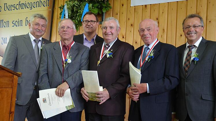 40 Jahre im Dienst: Josef Konrad Diez (Sulzthal, 2. v. links), Ernst Balling (Gauaschach, Mitte) und Hermann Gutmann (Waizenbach, 2. v. rechts). Links Kreisobmann Peter Hart, stellv. Landrat Emil Müller (rechts) und Jürgen Bauer (3. v. links).