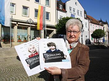 Aufrütteln will der Weisse Ring mit seinen Plakaten, die Kinder als Opfer häuslicher Gewalt zeigen. Inge Stumpf vom Weißen Ring hält zwei Mal im Monat Sprechstunden im Bad Brückenauer Rathaus, bei denen sich Opfer von Kriminalität Rat und Hilfe holen können. Foto: Ralf Ruppert