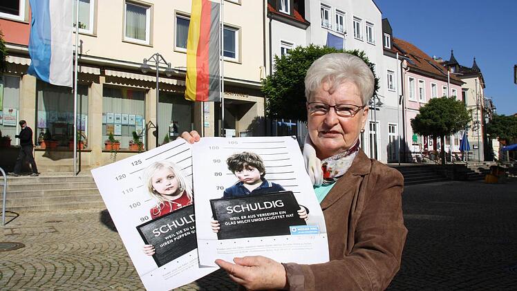 Aufrütteln will der Weisse Ring mit seinen Plakaten, die Kinder als Opfer häuslicher Gewalt zeigen. Inge Stumpf vom Weißen Ring hält zwei Mal im Monat Sprechstunden im Bad Brückenauer Rathaus, bei denen sich Opfer von Kriminalität Rat und Hilfe holen können. Foto: Ralf Ruppert