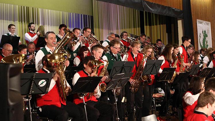 Übervoll war die Bühne beim gemeinsamen Schlussstück beider Kapellen.  Fotos: Thomas Dill