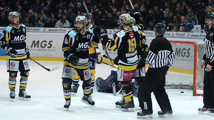 Der EHC Bayreuth hat die Finalserie um die Meisterschaft in der deutschen Eishockey-Oberliga Süd nach hartem Kampf gegen die Tilburg Trappers verloren. Foto: Peter Mularczyk
