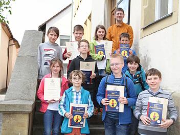 Fachreferent Erik Sinne mit den zehn Mädchen und Jungen, die Oberfranken in der Endrunde in Annaberg-Buchholz vertreten Foto: Gerda Völk
