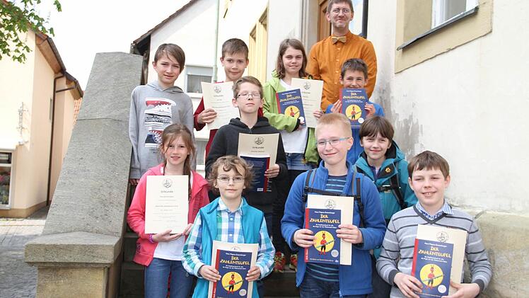 Fachreferent Erik Sinne mit den zehn Mädchen und Jungen, die Oberfranken in der Endrunde in Annaberg-Buchholz vertreten Foto: Gerda Völk