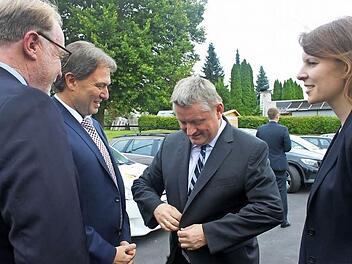 Herzlich war der Empfang vor dem Buchbacher Mehrgenerationenhaus. Im Bild von links MdB Hans Michelbach, Bürgermeister und Landratskandidat Klaus Löffler, Gesundheitsminister Hermann Gröhe und MdB Emmi Zeulner Foto: Veronika Schadeck