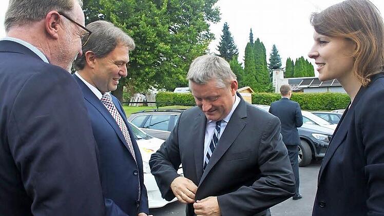 Herzlich war der Empfang vor dem Buchbacher Mehrgenerationenhaus. Im Bild von links MdB Hans Michelbach, Bürgermeister und Landratskandidat Klaus Löffler, Gesundheitsminister Hermann Gröhe und MdB Emmi Zeulner Foto: Veronika Schadeck