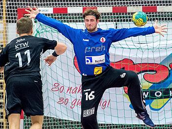 Torhüter Felix Schmidl (rechts) zählte zu den besten Bad Neustädtern bei der 22:26-Heimniederlage des HSC gegen Hildesheim.  Foto: Anand Andera