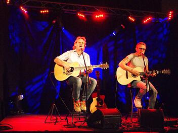 Auf der Bühne in der Eltmanner Stadthalle: Thomas Wacker und Thorsten Gary begeisterten bei ihrem Konzert in Eltmann.  Foto: Sabine Weinbeer