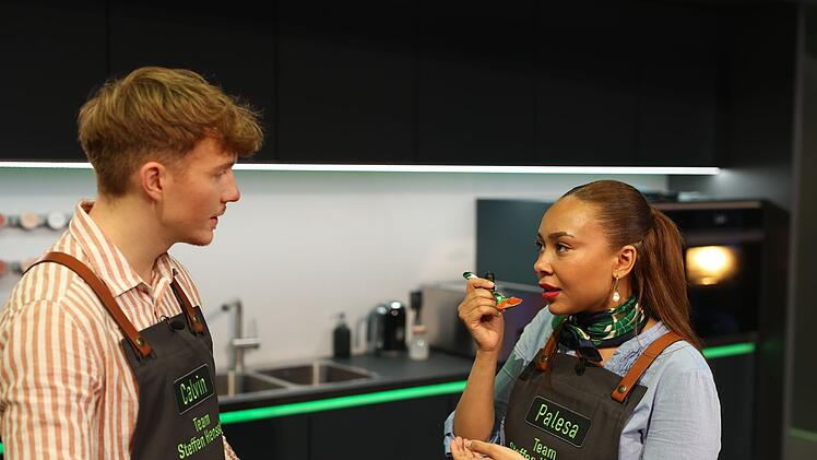 Palesa wird von Steffen Henssler per Goldenem Buzzer zur&uuml;ckgeholt, Teamkollege Calvin freut sich.
