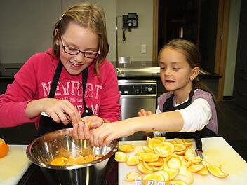 "Mir sind die Pfannkuchen zu Hause angebrannt, deshalb will ich jetzt richtig kochen lernen", sagt Helen Clostermann (10). Sie ist mit ihrer jüngeren Schwester Marie (8) bei der Juniorakademie dabei . Die Geschwister haben schon mal Orangenmarmelade zubereitet. Fotos: Sonja Adam