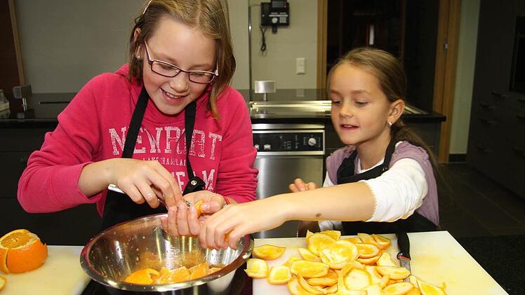 "Mir sind die Pfannkuchen zu Hause angebrannt, deshalb will ich jetzt richtig kochen lernen", sagt Helen Clostermann (10). Sie ist mit ihrer jüngeren Schwester Marie (8) bei der Juniorakademie dabei . Die Geschwister haben schon mal Orangenmarmelade zubereitet. Fotos: Sonja Adam