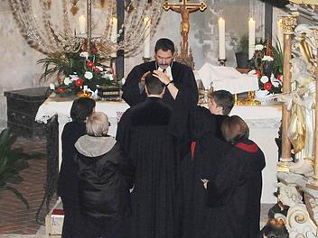 Die Einführungshandlung lag in den Händen von Dekan Jürgen Blechschmidt. Zusammen mit den Vertrauensfrauen des Kirchenvorstandes der Kirchengemeinden Königsberg und Unfinden, Helga Berthel und Helga Koch, sowie Prädikantin Ingrid Friedrich, Kottenbrunn, und Pfarrerin Claudia Winterstein, führte er durch Handauflegen Peter Hohlweg in sein Amt ein. Foto: Gerold Snater