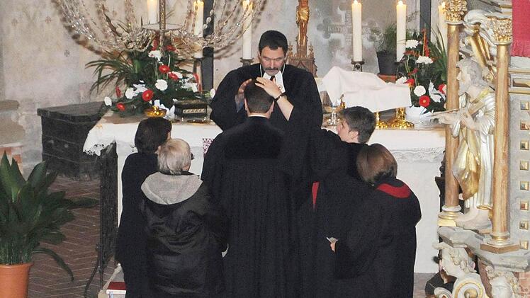 Die Einführungshandlung lag in den Händen von Dekan Jürgen Blechschmidt. Zusammen mit den Vertrauensfrauen des Kirchenvorstandes der Kirchengemeinden Königsberg und Unfinden, Helga Berthel und Helga Koch, sowie Prädikantin Ingrid Friedrich, Kottenbrunn, und Pfarrerin Claudia Winterstein, führte er durch Handauflegen Peter Hohlweg in sein Amt ein. Foto: Gerold Snater