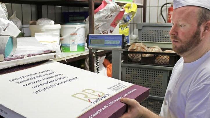 Es gibt sogar spezielles Backpapier, das auch für Laugengebäck geeignet ist.  Fotos: Sarah Dann