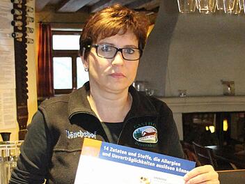"Bauernhannla"-Chefin Birgit Bauer mit dem Plakat, das auf allergieauslösende Stoffe hinweist
