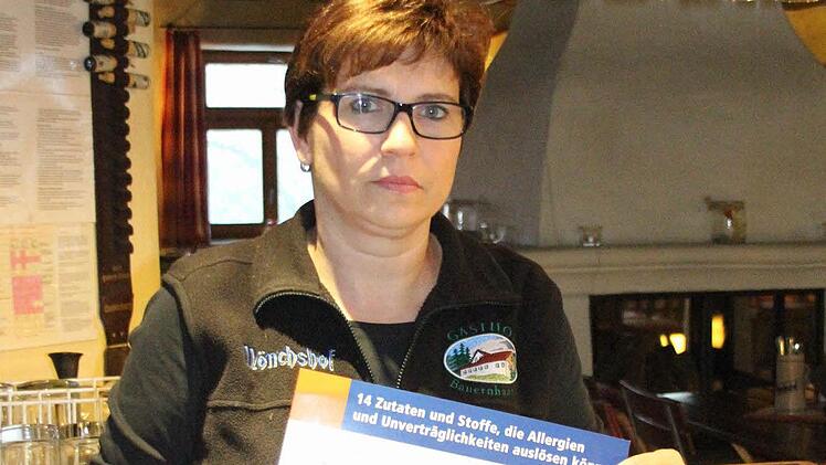 "Bauernhannla"-Chefin Birgit Bauer mit dem Plakat, das auf allergieauslösende Stoffe hinweist