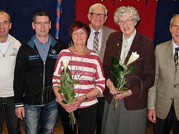 Ehrung für 25-ährige Mitgliedschaft im Heimatverein (v.l.): Josef Herbert, Rüdiger Wolf, Helga Wenzel, EwaldSöder, Hilla Schütze und Vorsitzender Werner Vogel.  Foto: Werner Vogel