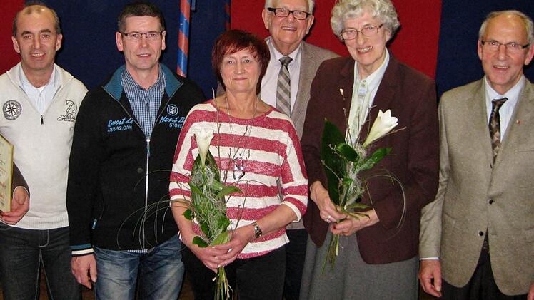 Ehrung für 25-ährige Mitgliedschaft im Heimatverein (v.l.): Josef Herbert, Rüdiger Wolf, Helga Wenzel, EwaldSöder, Hilla Schütze und Vorsitzender Werner Vogel.  Foto: Werner Vogel