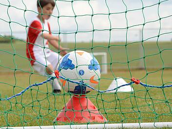 Hervorragendes Umfeld, zu wenig Nachwuchs: Mit der Fußballschule von Ex-Profi Florian Galuschka (unser Bild) machte die JFG Oberes Werntal Werbung in eigener Sache. Fast 30 Jung-Kicker ließen diese Premiere zum Erfolg werden. Foto: Jürgen Schmitt