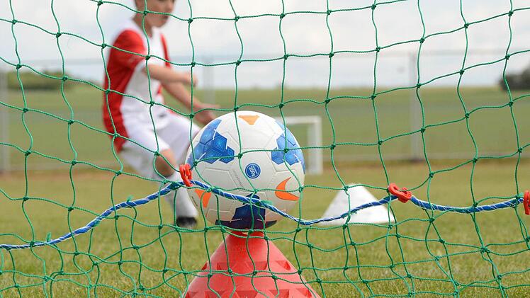 Hervorragendes Umfeld, zu wenig Nachwuchs: Mit der Fußballschule von Ex-Profi Florian Galuschka (unser Bild) machte die JFG Oberes Werntal Werbung in eigener Sache. Fast 30 Jung-Kicker ließen diese Premiere zum Erfolg werden. Foto: Jürgen Schmitt