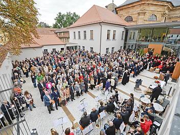 Große Festgemeinde: Nach zwei Jahren Bauzeit wurde der Stephanshof feierlich eingeweiht.   Fotos: Ronald Rinklef