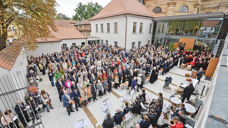 Große Festgemeinde: Nach zwei Jahren Bauzeit wurde der Stephanshof feierlich eingeweiht.   Fotos: Ronald Rinklef