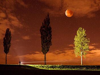Ein beeindruckendes Foto vom Blutmond in der Nacht zum Montag ist dem Fotografen Alexander Muck gelungen. Auf unserer Facebook-Seite schlägt es zurzeit alle Rekorde. Foto: Alexander Muck