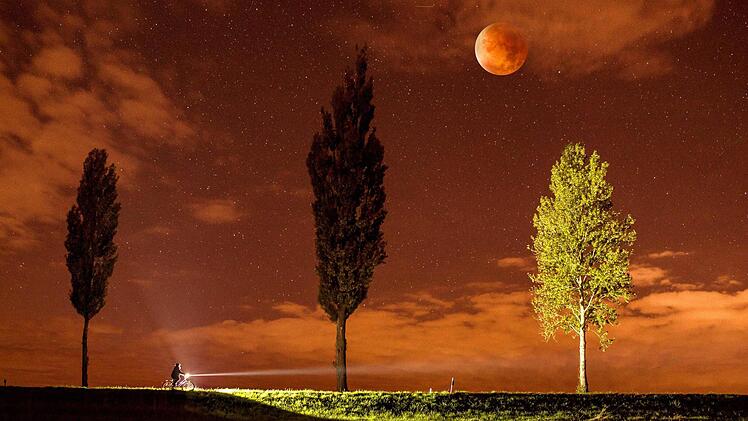 Ein beeindruckendes Foto vom Blutmond in der Nacht zum Montag ist dem Fotografen Alexander Muck gelungen. Auf unserer Facebook-Seite schlägt es zurzeit alle Rekorde. Foto: Alexander Muck