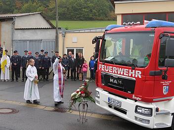 Pater Sony Kochumalayil segnete das neue Feuerwehrfahrzeug, auf das die Wirmsthaler Wehr drei Jahre gewartet hat. Foto: Doris Bauer