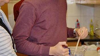 Sebastian Winkel (20) half Wärmestuben-Leiter Claus Poppe beim Nudelauflauf. Fotos: Sigismund von Dobschütz