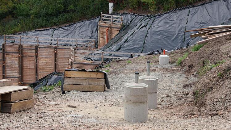 Zunächst sicherte lediglich ein sogenannter Berliner Verbau den Hang (Bild). Foto: Ralf Ruppert