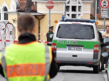 Ladendiebstähle, aber auch Rohheitsdelikte von Zuwanderern heilten die Bamberger Polizei 2016 in Atem. Erst am vorletzten Freitag kam es wegen der Bedrohung durch einen Bewohner der Aufnahmeeinrichtung Oberfranken zu einem Großeinsatz am Zentralen Omnibusbahnhof.  Foto: Ronald Rinklef