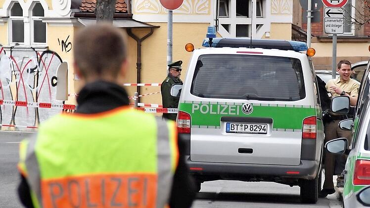 Ladendiebstähle, aber auch Rohheitsdelikte von Zuwanderern heilten die Bamberger Polizei 2016 in Atem. Erst am vorletzten Freitag kam es wegen der Bedrohung durch einen Bewohner der Aufnahmeeinrichtung Oberfranken zu einem Großeinsatz am Zentralen Omnibusbahnhof.  Foto: Ronald Rinklef