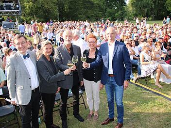 Intendant Tilman Schlömp, OB Kay Blankenburg mit seiner Frau Anja sowie Walter Schweinsberg, Geschäftsführer der Mediengruppe Oberfranken, mit seiner Frau Susanne freuen sich auf das Konzert. Foto: Ralf Ruppert