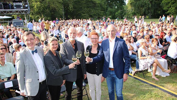 Intendant Tilman Schlömp, OB Kay Blankenburg mit seiner Frau Anja sowie Walter Schweinsberg, Geschäftsführer der Mediengruppe Oberfranken, mit seiner Frau Susanne freuen sich auf das Konzert. Foto: Ralf Ruppert