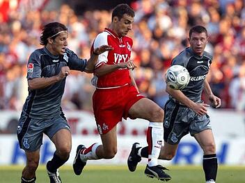 Ein Urgestein des 1. FC Köln: Christian Springer (M.) spielte acht Jahre lang für den "Effzeh", stieg drei Mal in die Bundesliga auf und wieder ab. Das Bild entstand in der Zweitliga-Saison  2002/2003 im Heimspiel gegen den  MSV Duisburg (4:3). imago