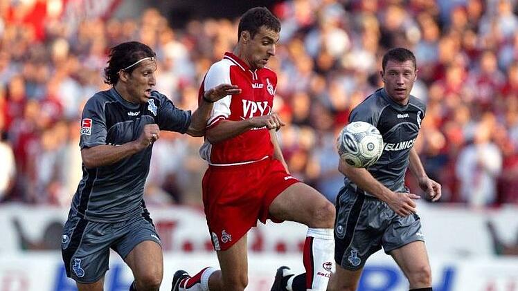 Ein Urgestein des 1. FC Köln: Christian Springer (M.) spielte acht Jahre lang für den "Effzeh", stieg drei Mal in die Bundesliga auf und wieder ab. Das Bild entstand in der Zweitliga-Saison  2002/2003 im Heimspiel gegen den  MSV Duisburg (4:3). imago