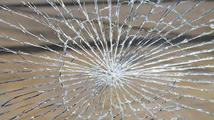 Weil die Doppelglasscheibe zersplitterte, wurde eine 19-Jährige verletzt. Synonymbild, Foto: kalhh/pixabay