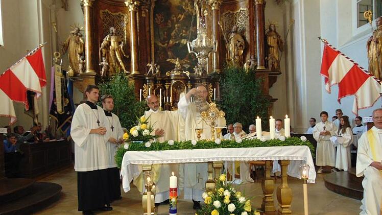 Ganz natürlicher Duft entsteht in katholischen in Kirchen durch den Einsatz von Weihrauch  wie  zum Beispiel  bei der Primizfeier von Florian Sassik.Archiv, Malbrich