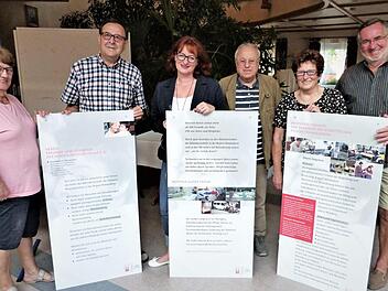 Der Verein "Freunde und Förderer der Himmelkroner Heime" feiert morgen 30-jähriges Bestehen. Darauf freuen sich (von links) Angelika Hoch, Hans Thiem, Vorsitzende Pia Aßmann, Ehrenvorsitzender Erich Popp, Elke Vetter und Peter Aßmann. Foto: Werner Reißaus