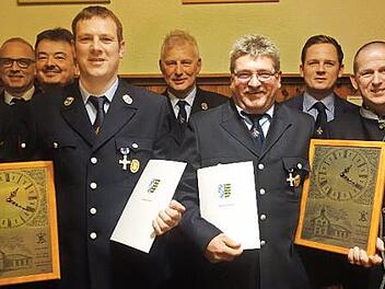 Staatliche Ehrungen bei der Feuerwehr Mährenhausen (von links): Detlef Schoder, Stefan Püls, Richard Hielscher, Tobias Krämer, Norbert Renner, Norbert Parys, Tobias Ehrlicher, Rainer Mattern, Manfred Lorenz  Foto: Doris Weidner