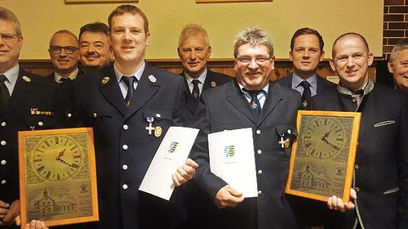 Staatliche Ehrungen bei der Feuerwehr Mährenhausen (von links): Detlef Schoder, Stefan Püls, Richard Hielscher, Tobias Krämer, Norbert Renner, Norbert Parys, Tobias Ehrlicher, Rainer Mattern, Manfred Lorenz  Foto: Doris Weidner